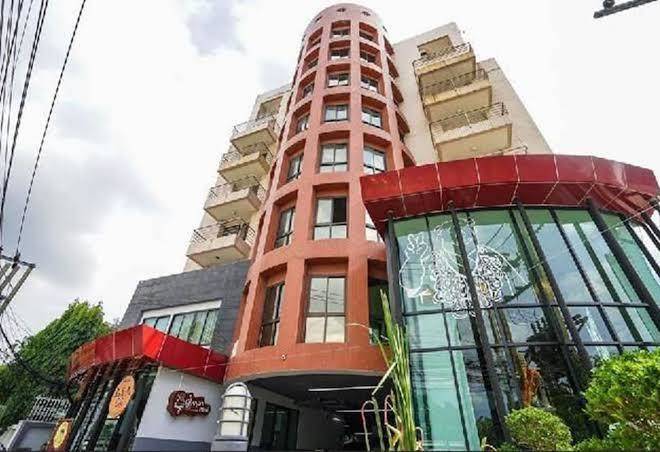 Boutique poo yai lee bp place