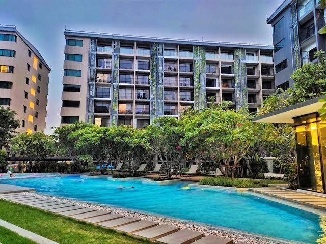 Floral blossom sathorn