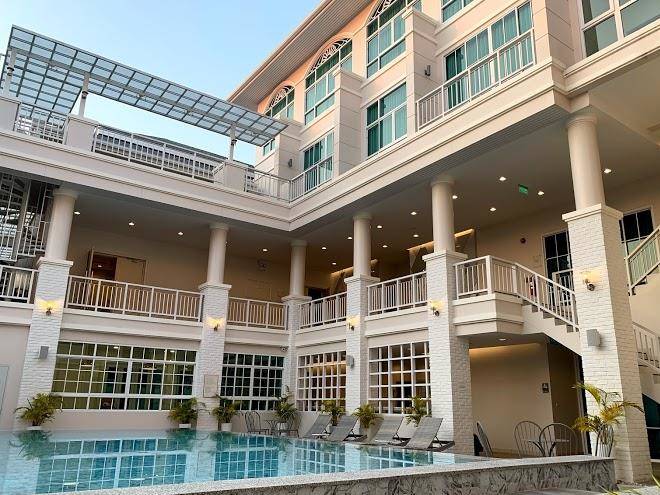 De hug hotel & residence