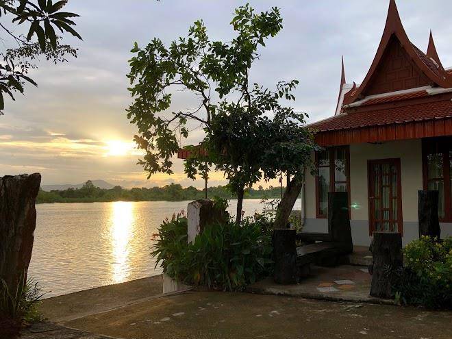 Ruean thai baan rim nam