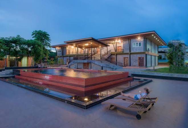 Riverpool resort