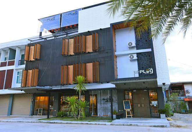 The plug hotel i biz avenue