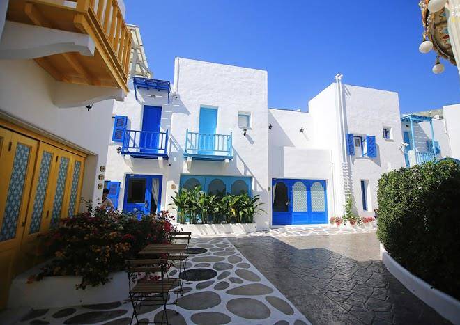 Santorini park 'stay'