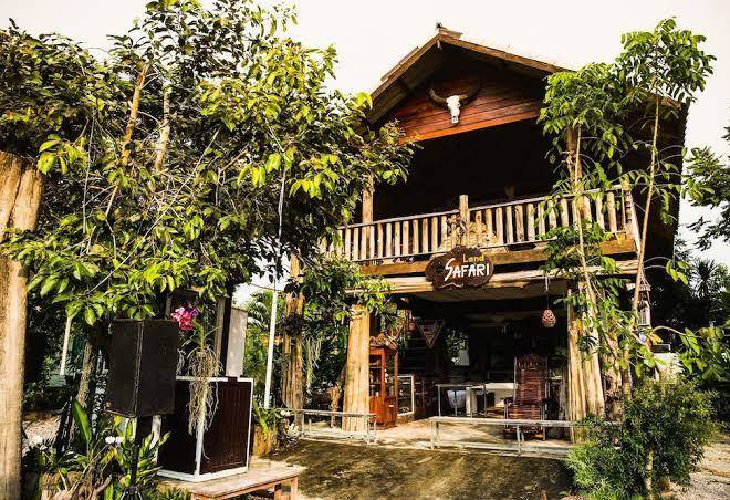 The antique riverside resort & cafe