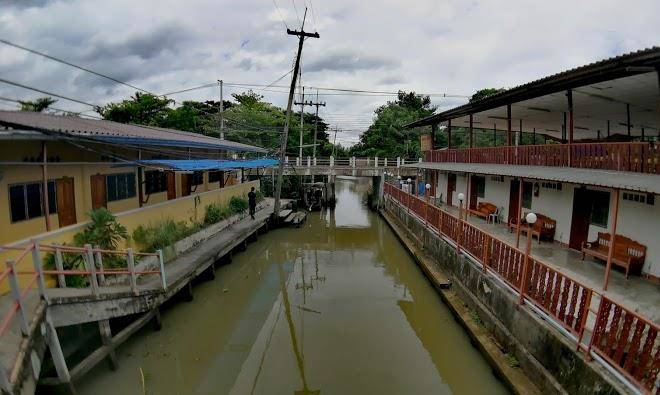 Phung luang floating market hotel