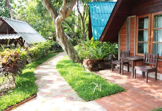 Baanmaihom resort amphawa