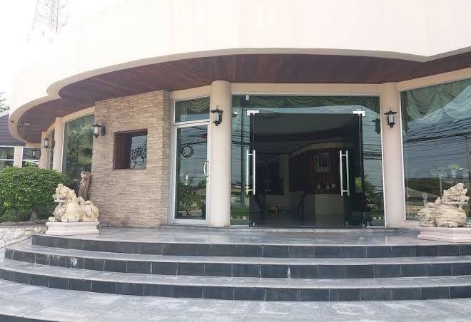 Grand Leo Hotel Image