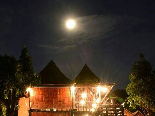 Baanthaeraek vintage bungalow