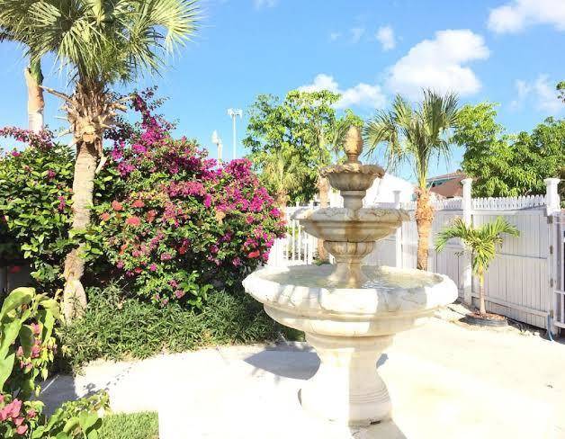 Colony Club Inn & Suites Image