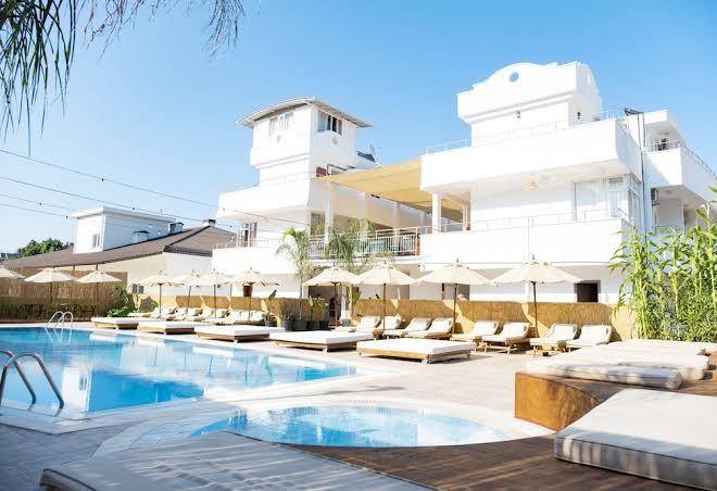 Esquire hotels & lounges