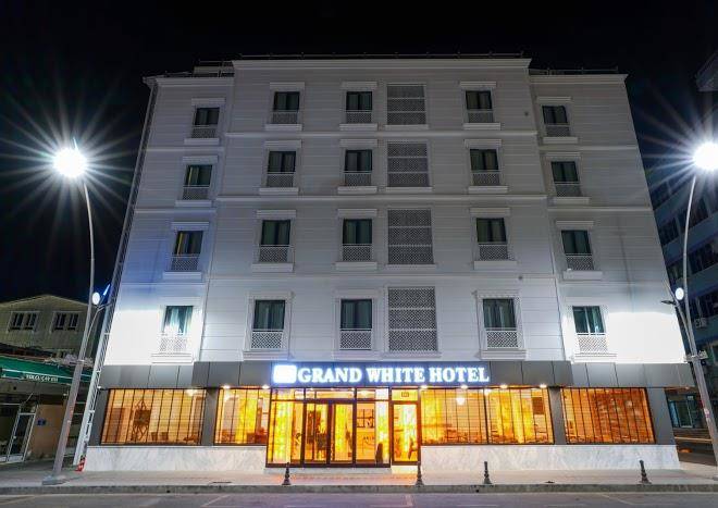 Grand white hotel batman
