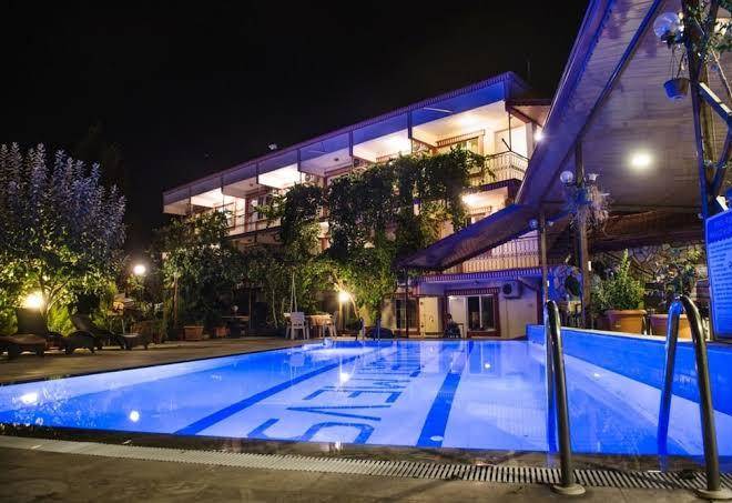 Dort mevsim hotel