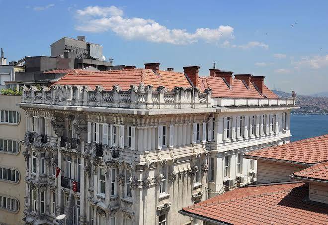 Maroon bosphorus