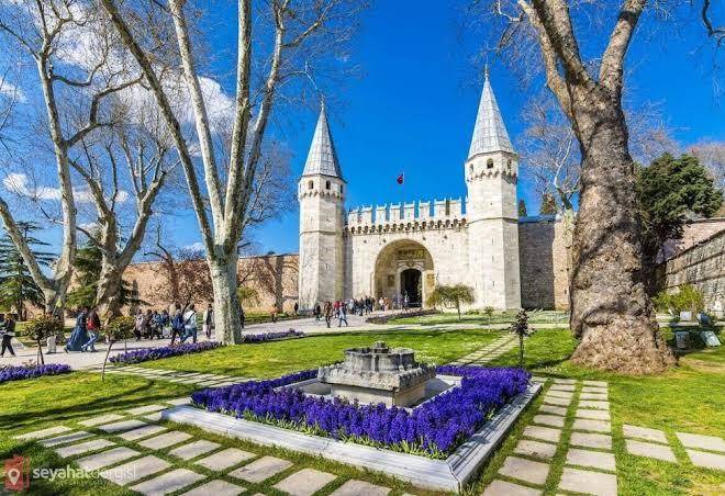 The Reina Hotel Image