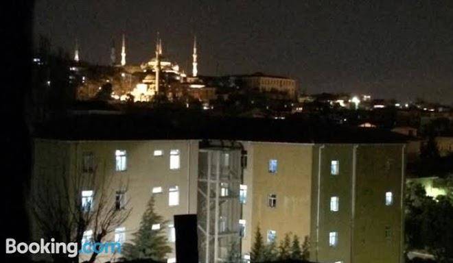 Tom Square Boutique Image