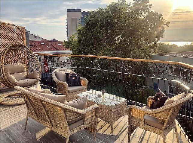 Redstone Cafe Bistro Hotel Image