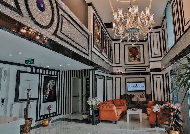 Grand lark hotel