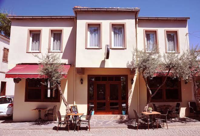 Queen Bee Hotel & Cafe Image