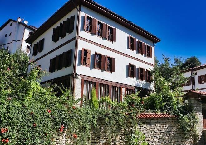 Camlica konak carsi evi