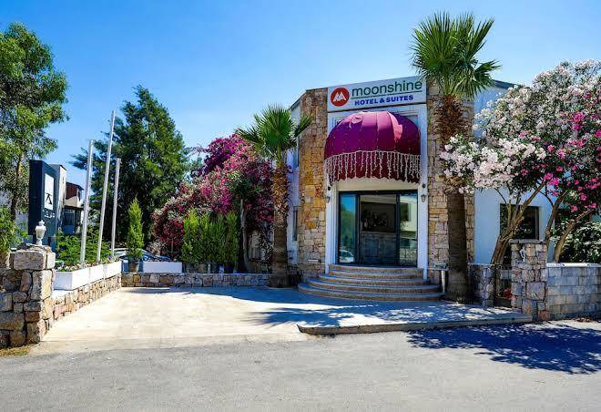 Moonshine hotel & suites