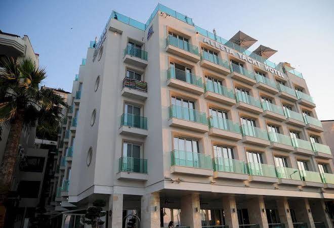 Alesta yacht hotel