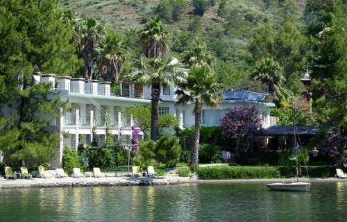 Pupa yacht hotel