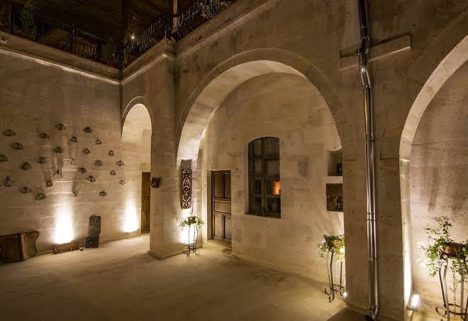 Saddle cave hotel