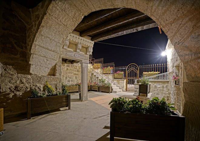 Vigneron cave hotel