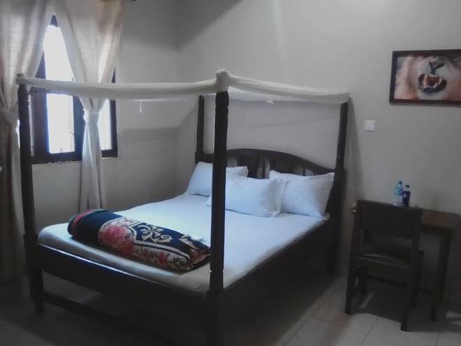 Hotel 100