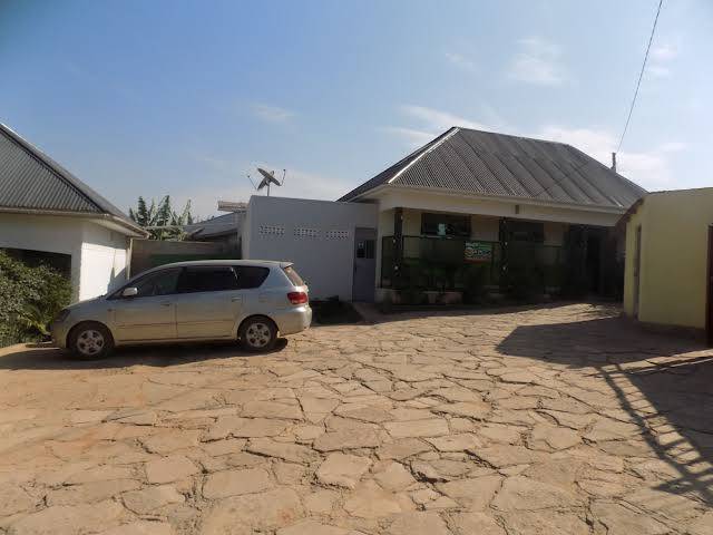 Deluxe hotel ishaka