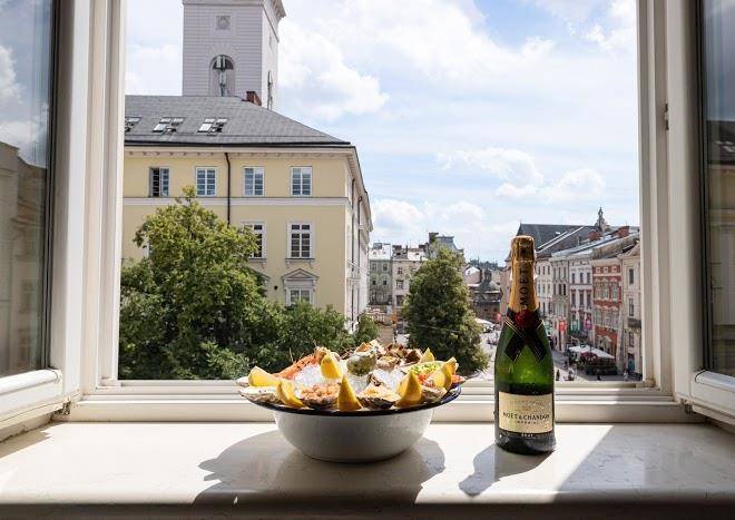 Oysters & bubbles gastro hotel rynok square