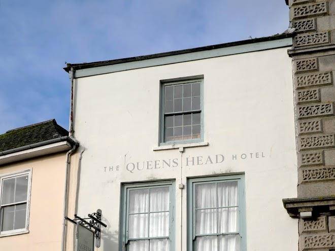 The Queens Head Hotel Image