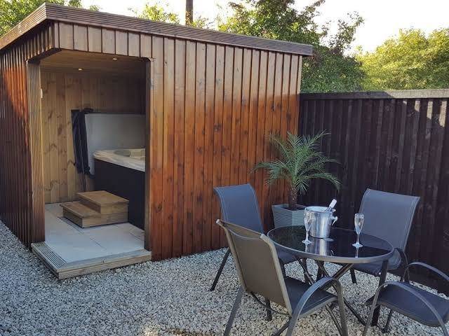 Hot tub hideaway