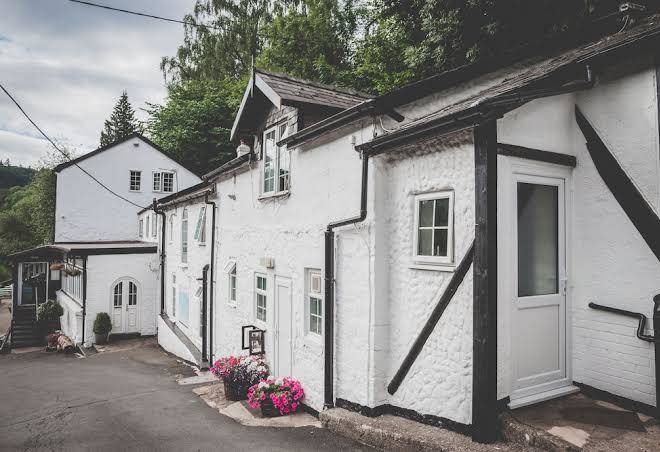 Ye old ferrie inn