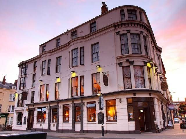 Dickens bar and inn