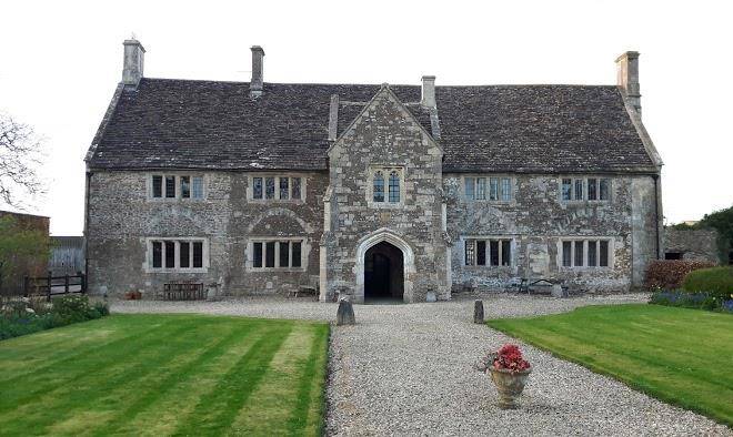 Seymours Court Image