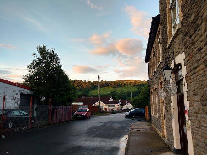 The wingfield hotel & sports bar