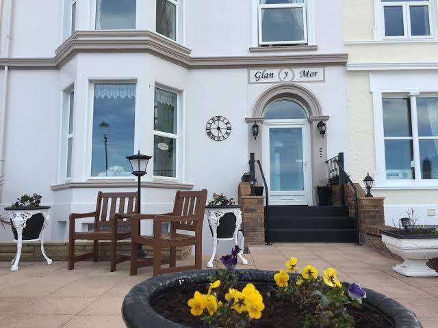 Glan y mor hotel