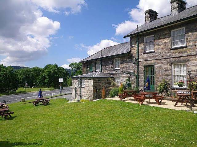 Oakeley arms hotel