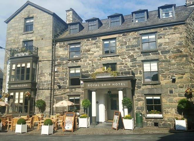 Royal ship hotel