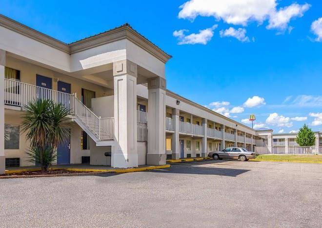 Motel 6 Opelika Al Image