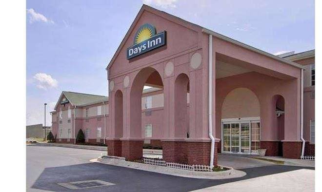 Days Inn & Suites By Wyndham Huntsville Image