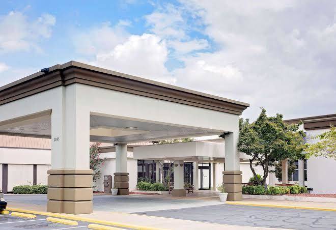 Days inn by wyndham montgomery near aum