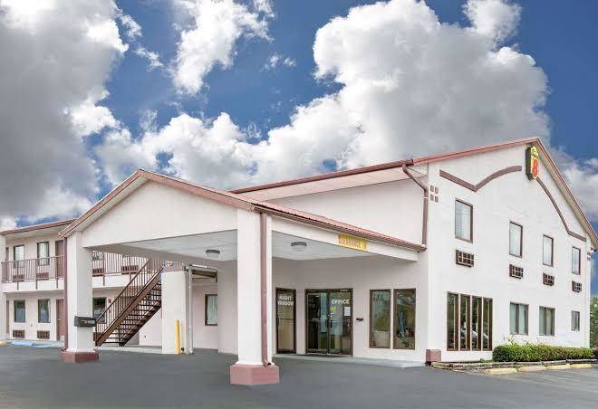 Super 8 By Wyndham Moody Image