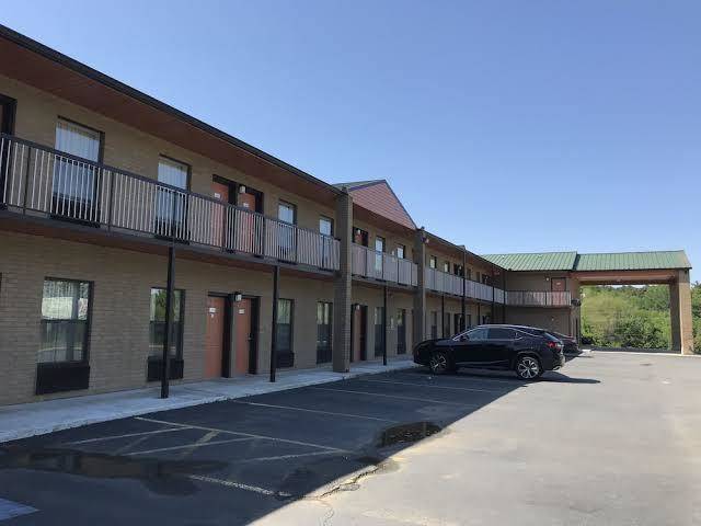 Clairmont Inn & Suites Warren Image