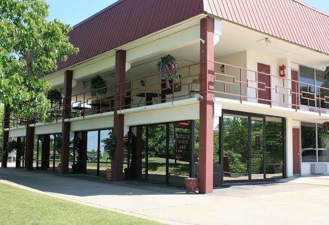 Statue road inn