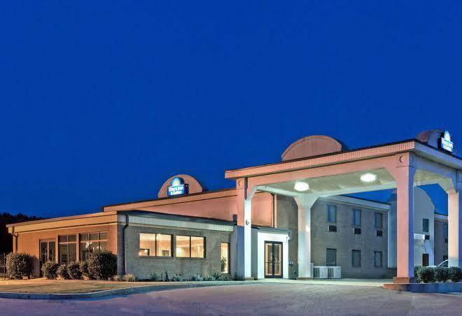 Days Inn & Suites By Wyndham Wynne Image