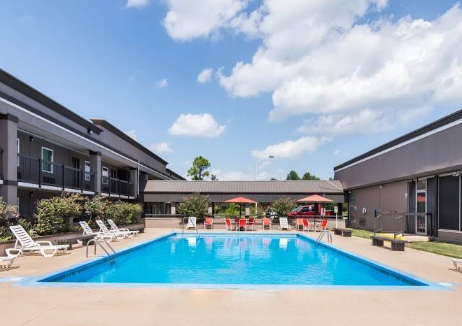 Clarion inn & suites russellville i 40
