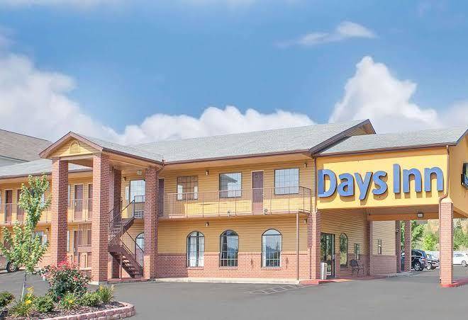 Days Inn By Wyndham Fayetteville Image