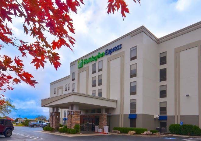 Holiday inn express & suites fayetteville univ of ar area